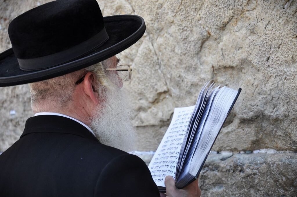 Orthodox_Jew_praying_at_Jerusalem