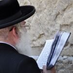 Orthodox_Jew_praying_at_Jerusalem