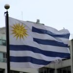 Bandeira_do_Uruguai_no_centro_de_Montevideu_em_novembro_de_2023_5